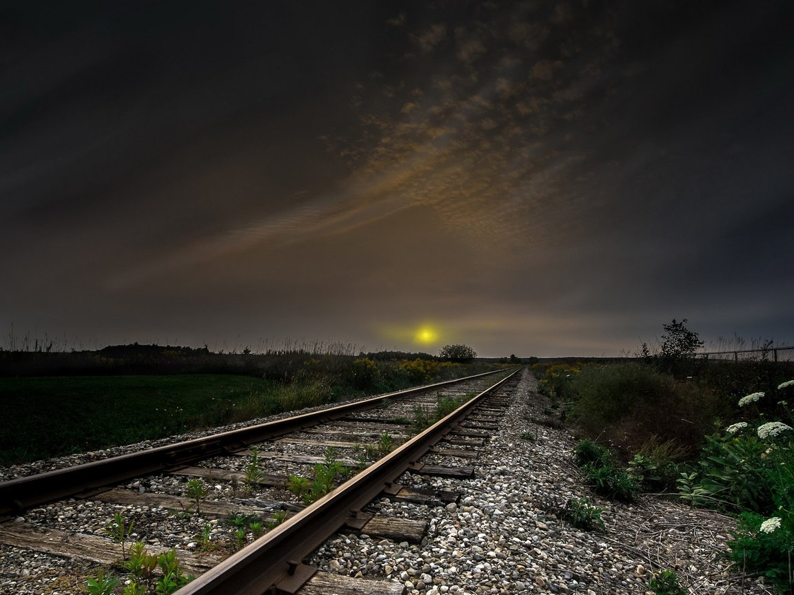 Обои небо, ночь, железная дорога, рельсы, поле, горизонт, the sky, night, railroad, rails, field, horizon разрешение 3840x2160 Загрузить