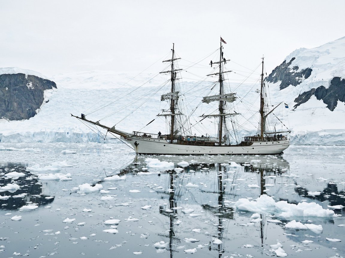 Обои горы, снег, море, парусник, лёд, антарктика, mountains, snow, sea, sailboat, ice, antarctica разрешение 2112x1188 Загрузить