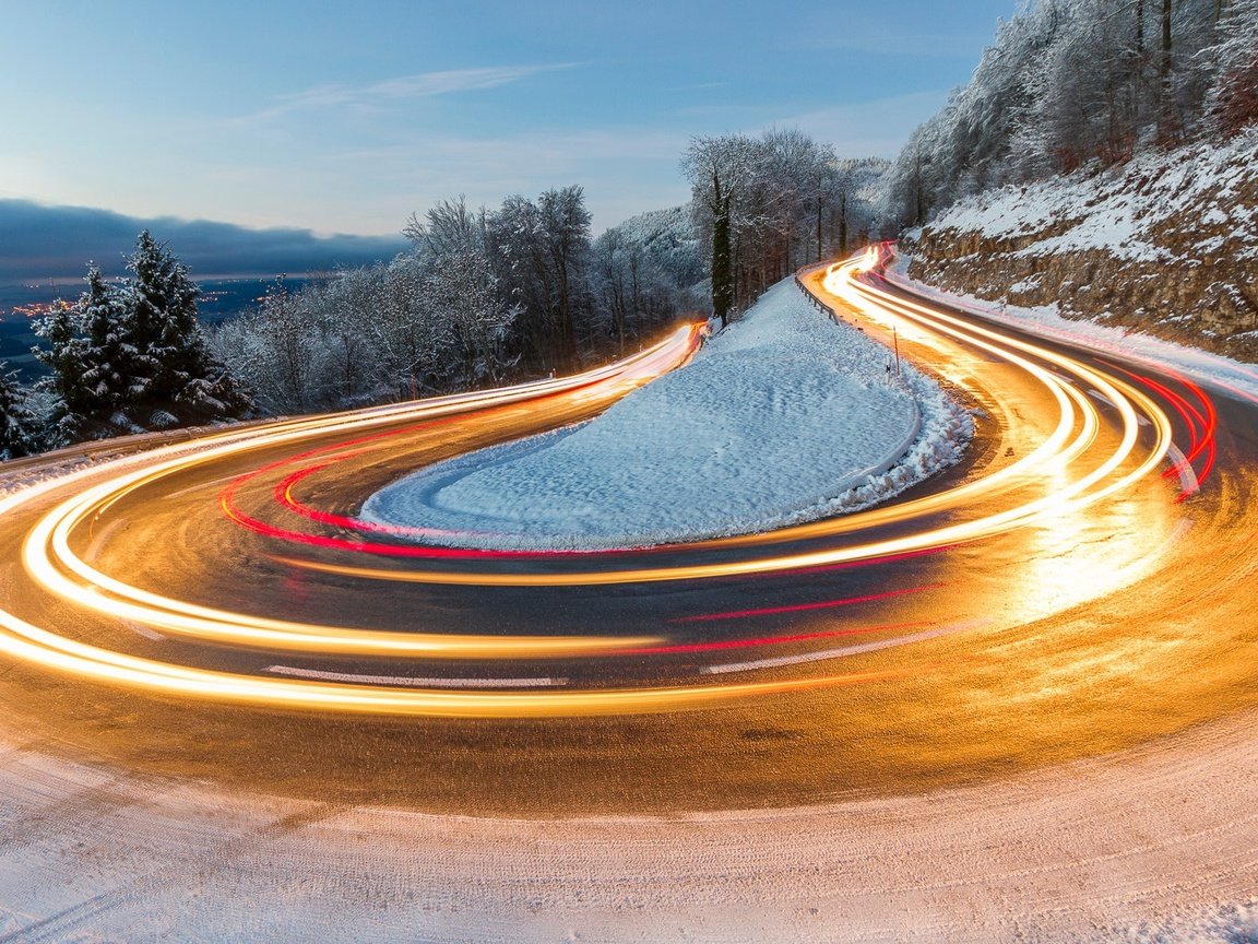 Обои свет, дорога, деревья, огни, вечер, снег, зима, выдержка, light, road, trees, lights, the evening, snow, winter, excerpt разрешение 2000x1125 Загрузить