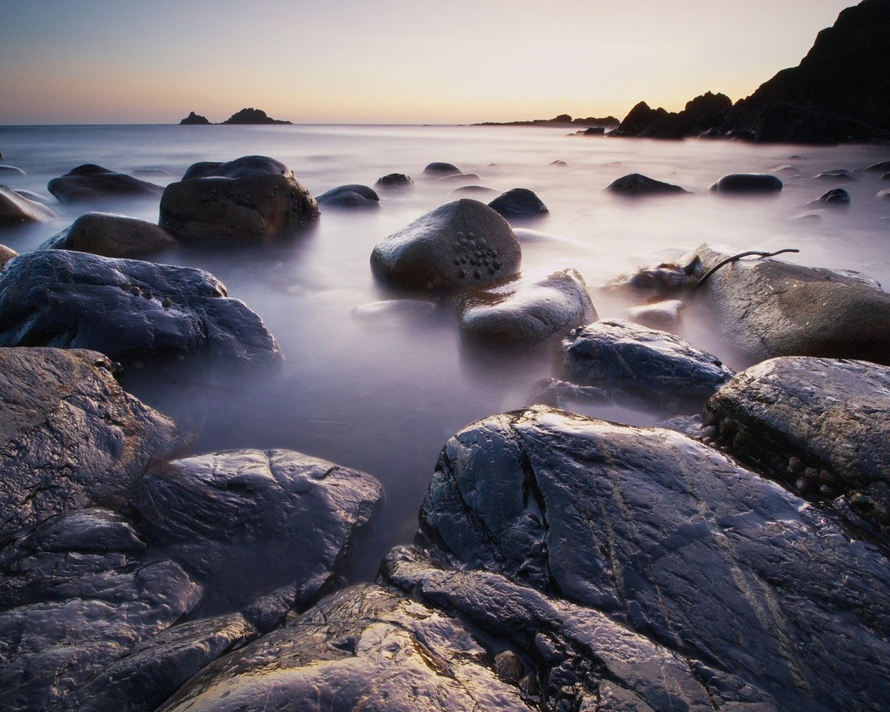 Обои вода, камни, берег, water, stones, shore разрешение 2560x1920 Загрузить