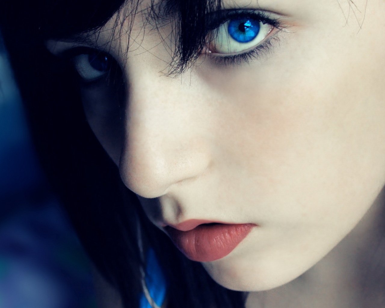 Обои девушка, взгляд, губы, голубые глаза, наушник, girl, look, lips, blue eyes, earphone разрешение 1920x1200 Загрузить