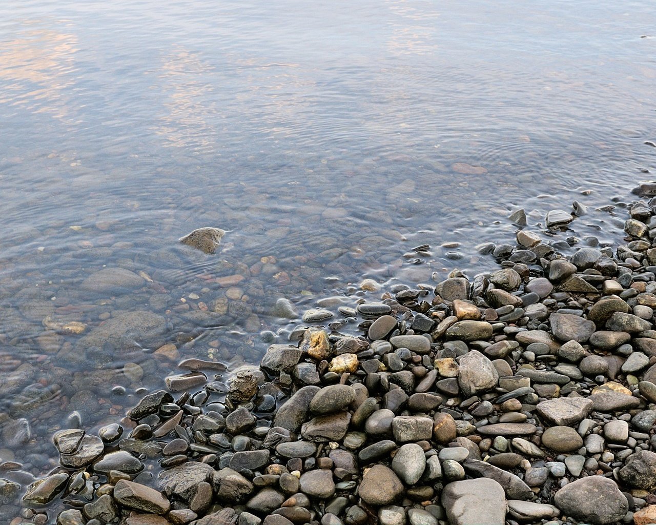 Обои вода, камни, берег, галька, камени, water, stones, shore, pebbles, kameni разрешение 2000x1333 Загрузить