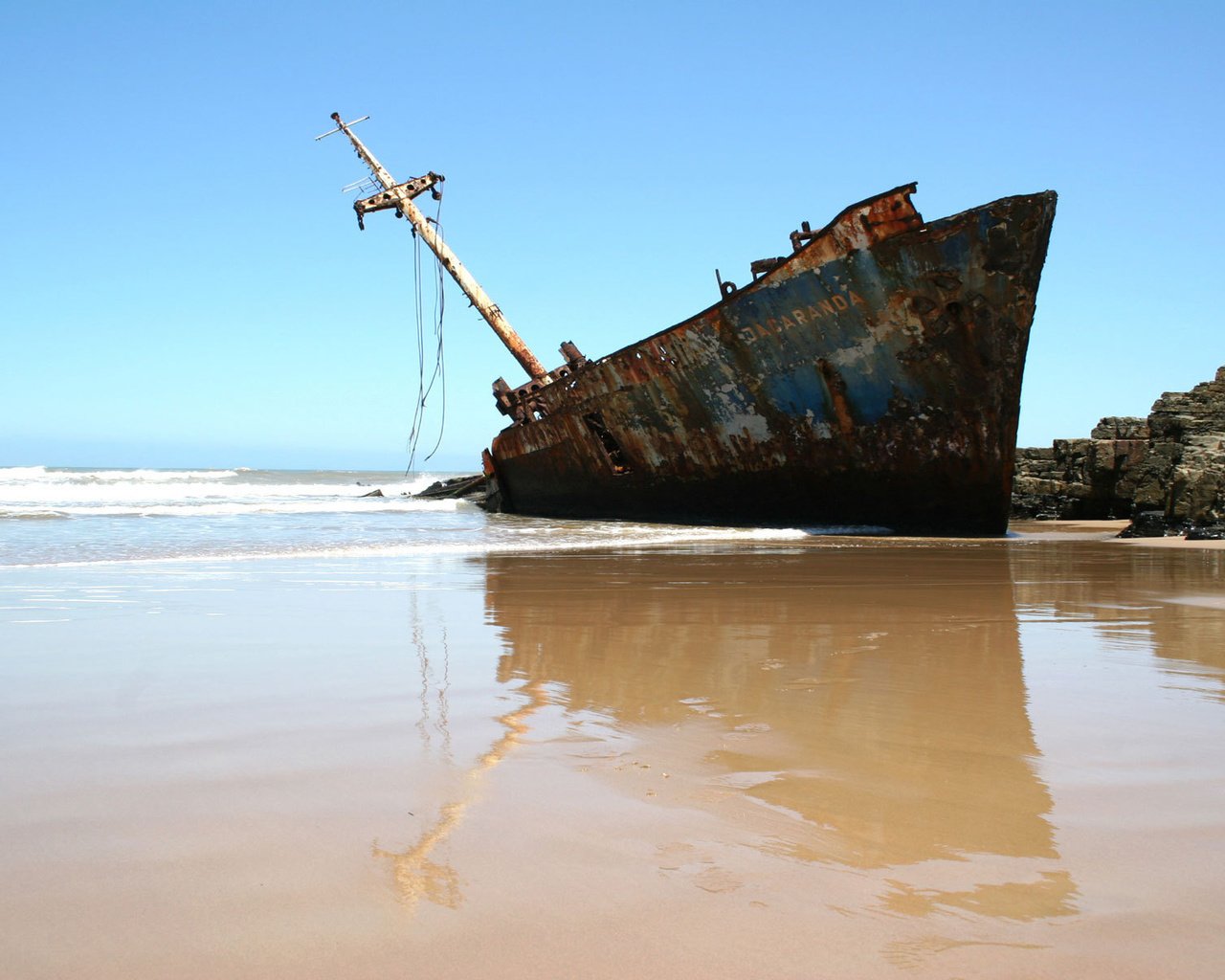 Обои небо, берег, пляж, старый катер, the sky, shore, beach, old boat разрешение 1920x1200 Загрузить