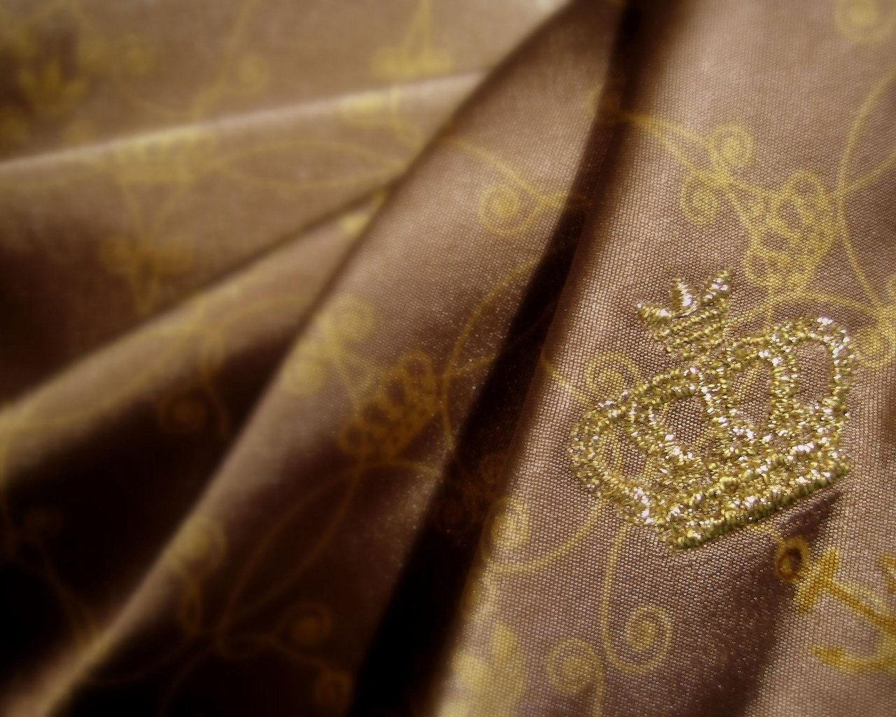Обои ткань, золото, корона, fabric, gold, crown разрешение 2048x1536 Загрузить
