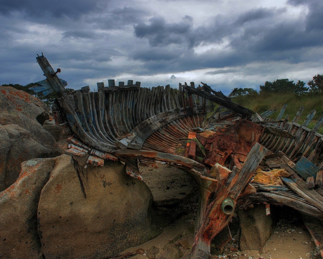 Обои облака, камни, лодка, останки, clouds, stones, boat, the remains разрешение 1920x1200 Загрузить