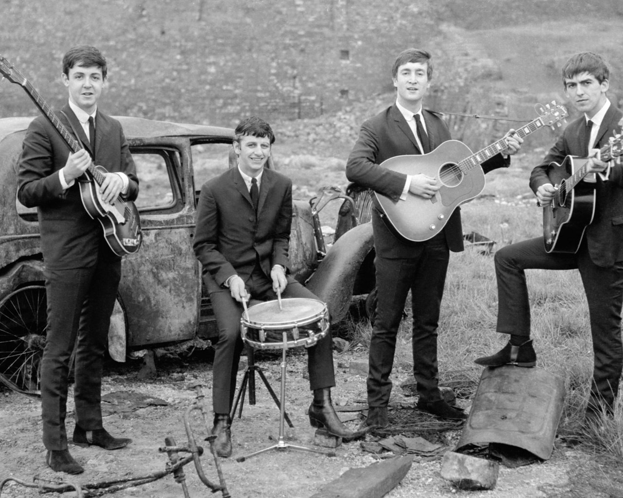 Обои группа, черно-белая, фотография, beatles, ржавая машина, group, black and white, photo, a rusty car разрешение 2560x1600 Загрузить