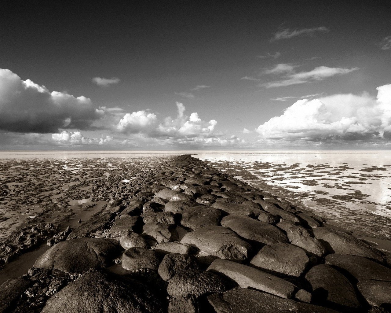 Обои облака, камни, горизонт, clouds, stones, horizon разрешение 1920x1440 Загрузить