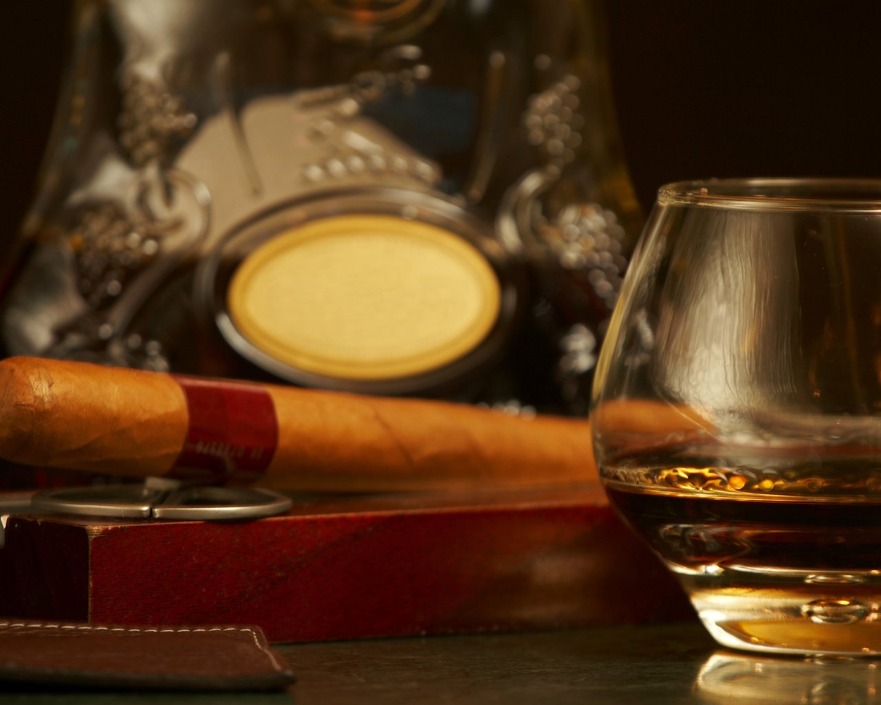 Обои бар, коньяк, сигары, гламур, кубинские сигары, bar, cognac, cigars, glamour, cuban cigars разрешение 3601x2235 Загрузить