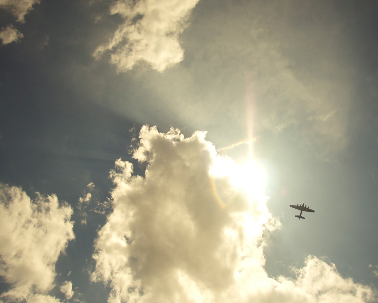 Обои небо, облака, самолет, пейзажи, свобода, неба, airplanes, рейс, the sky, clouds, the plane, landscapes, freedom, sky, flight разрешение 1920x1200 Загрузить