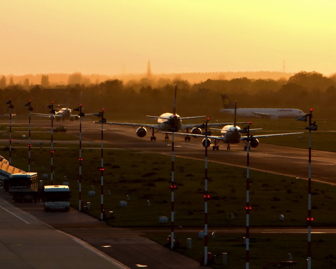 Обои утро, самолеты, аэропорт, пооса, morning, aircraft, airport, one of those разрешение 1920x1200 Загрузить