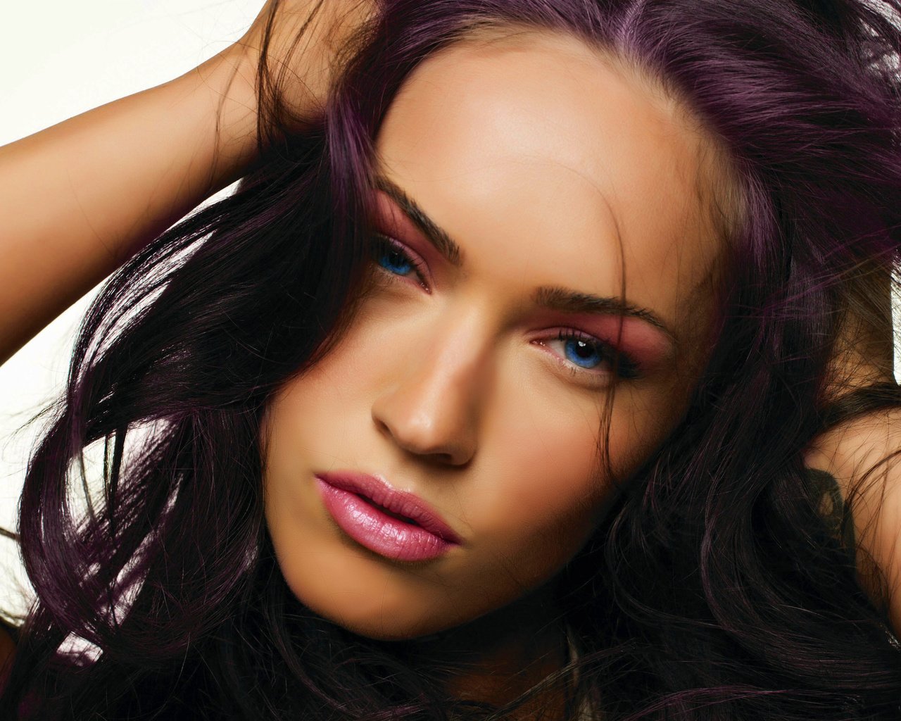 Обои девушка, портрет, взгляд, меган фокс, волосы, лицо, пурпур, girl, portrait, look, megan fox, hair, face, purple разрешение 3000x2254 Загрузить