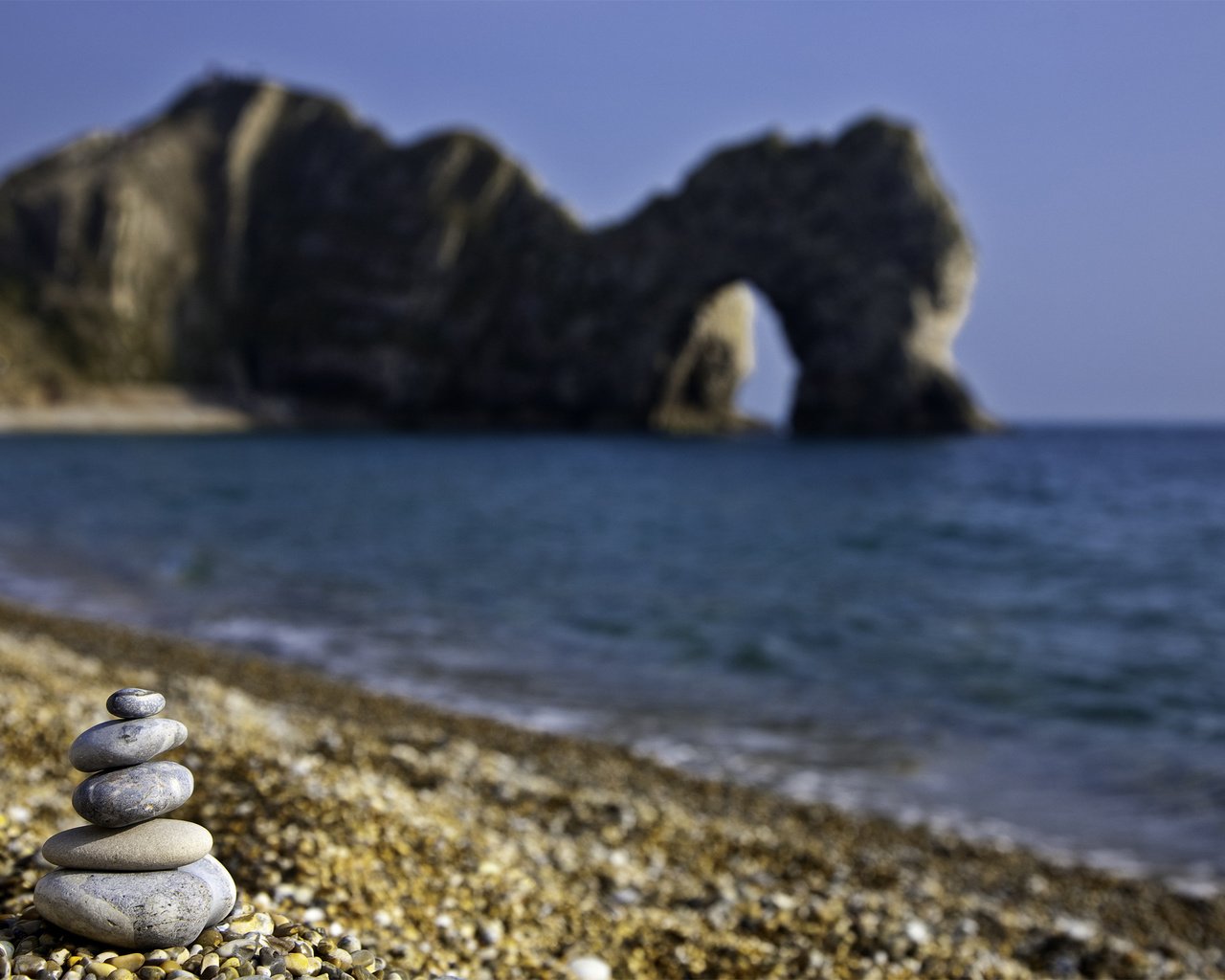 Обои камни, галька, море, пляж, англия, грот, stones, pebbles, sea, beach, england, the grotto разрешение 2560x1600 Загрузить