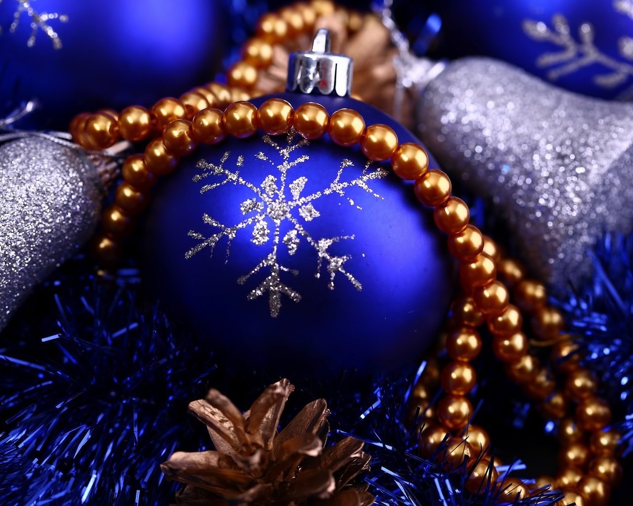 Обои бусы, колокольчики, елочные игрушки, синий шар, новогодние игрушки, новогодний шар, beads, bells, christmas decorations, blue ball, christmas toys, christmas ball разрешение 1920x1200 Загрузить