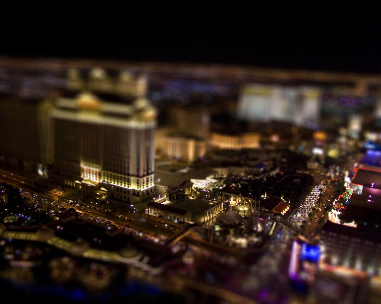 Обои ночь, tilt shift, машины, night, machine разрешение 3888x2592 Загрузить