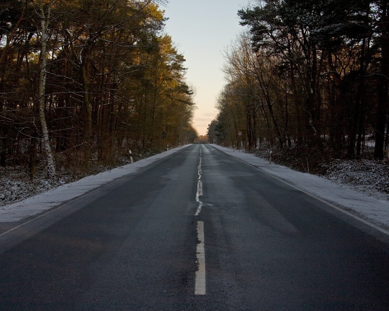 Обои дорога, лес, зима, разметка, знак, road, forest, winter, markup, sign разрешение 1920x1200 Загрузить