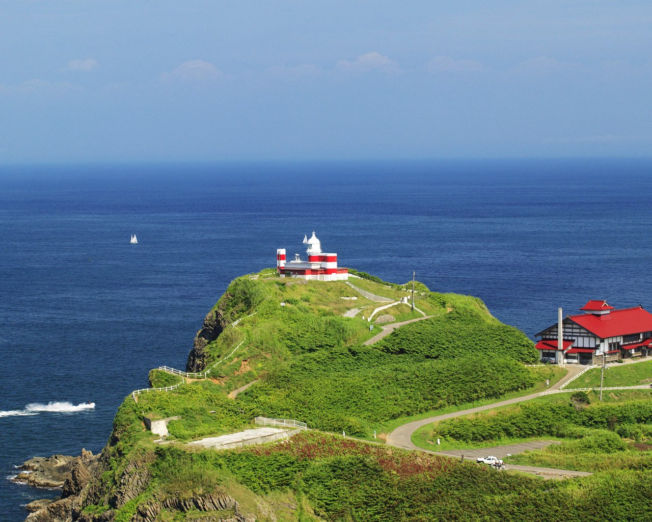 Обои море, япония, дома, даль, хоккайдо, зеленый холм, sea, japan, home, dal, hokkaido, green hill разрешение 1920x1200 Загрузить