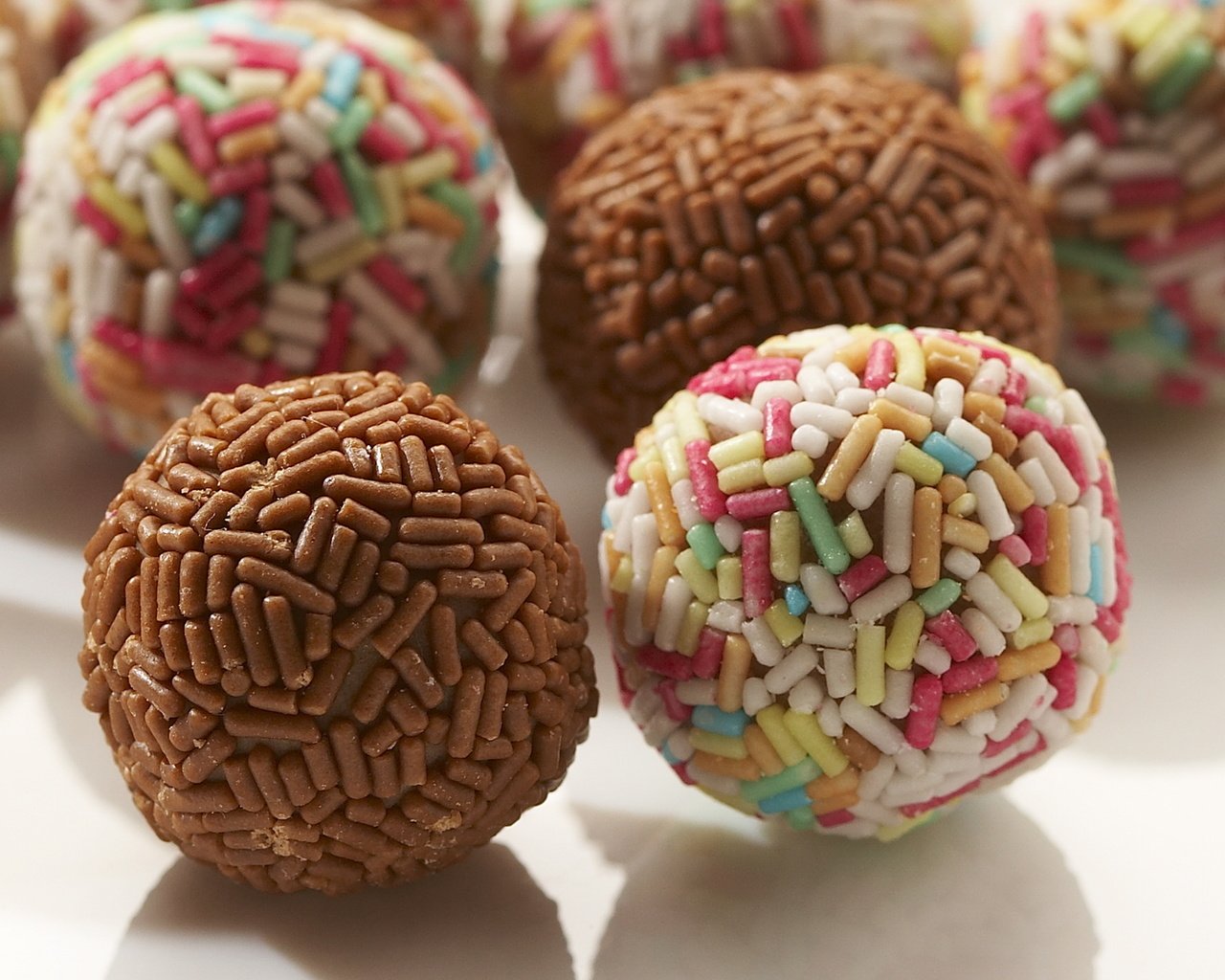 Обои конфеты, шарики, шоколад, сладкое, десерт, воздушный рис, candy, balls, chocolate, sweet, dessert, puffed rice разрешение 1920x1200 Загрузить