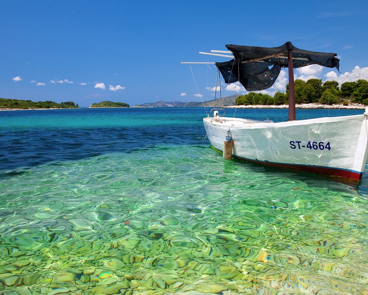 Обои небо, вода, камни, море, острова, лодка, the sky, water, stones, sea, islands, boat разрешение 2560x1600 Загрузить