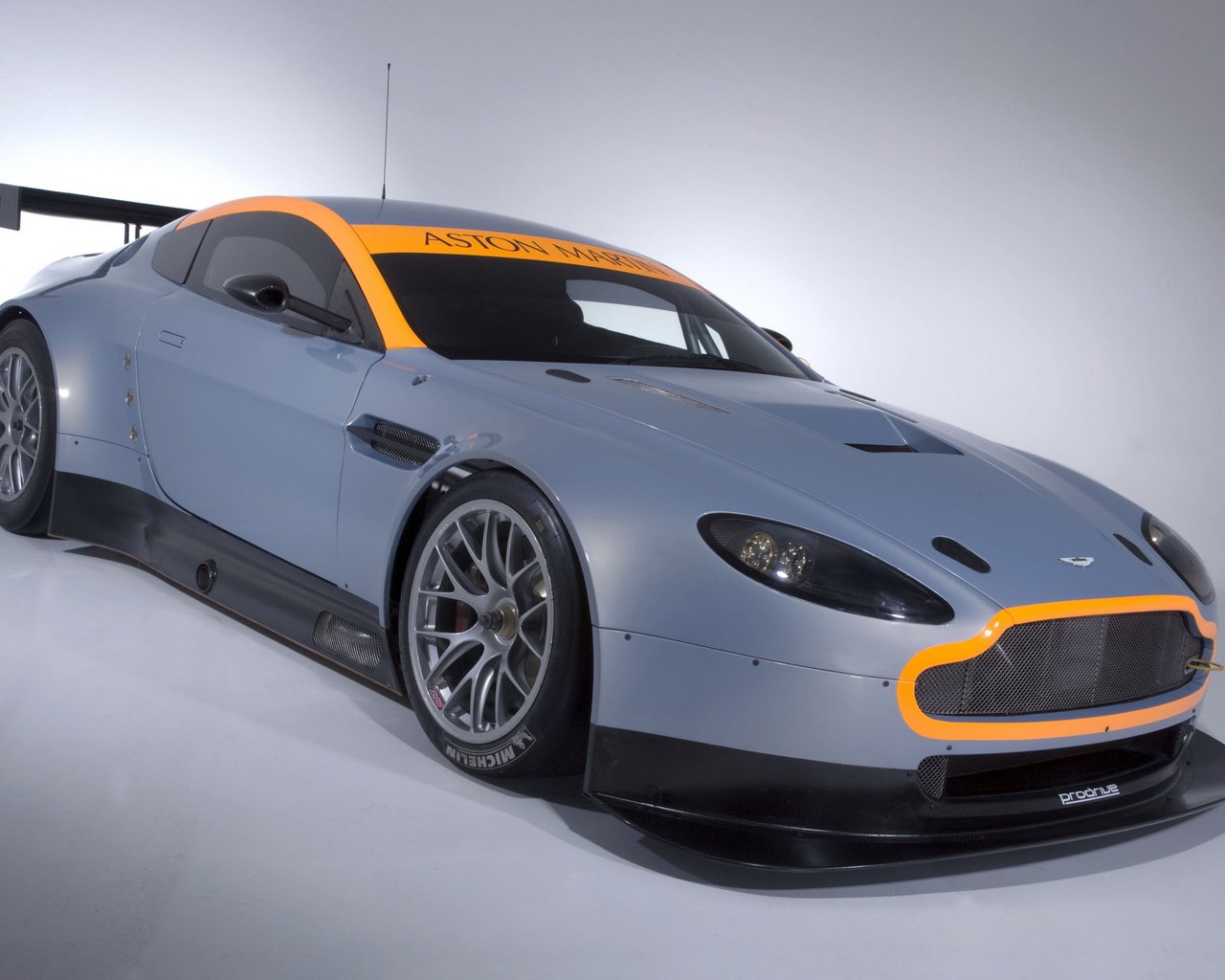 Обои астон мартин, aston martin разрешение 2048x1536 Загрузить