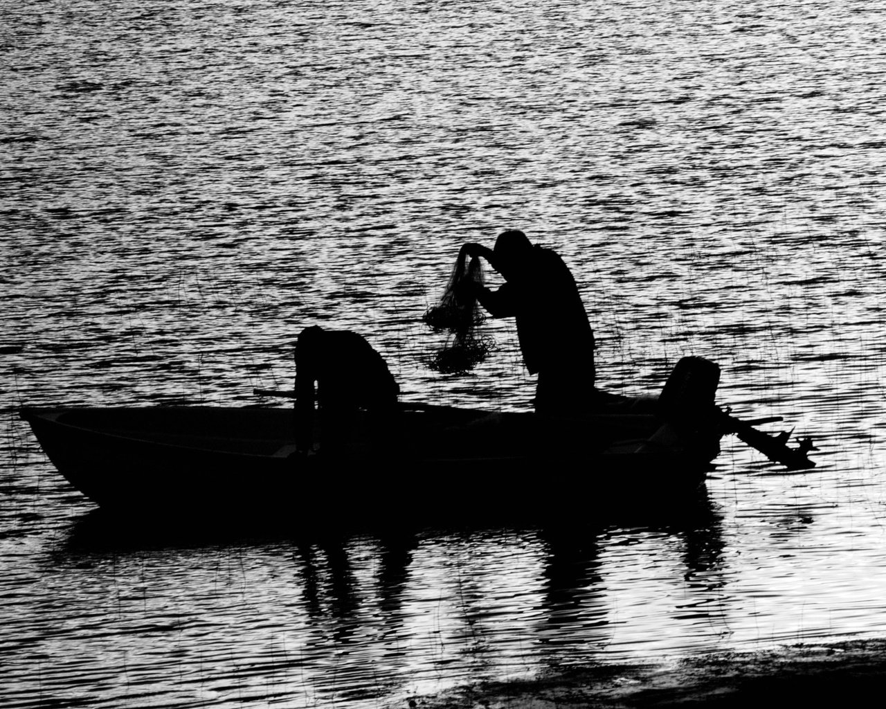 Обои вода, люди, черно-белая, лодка, рыбалка, water, people, black and white, boat, fishing разрешение 3032x2016 Загрузить