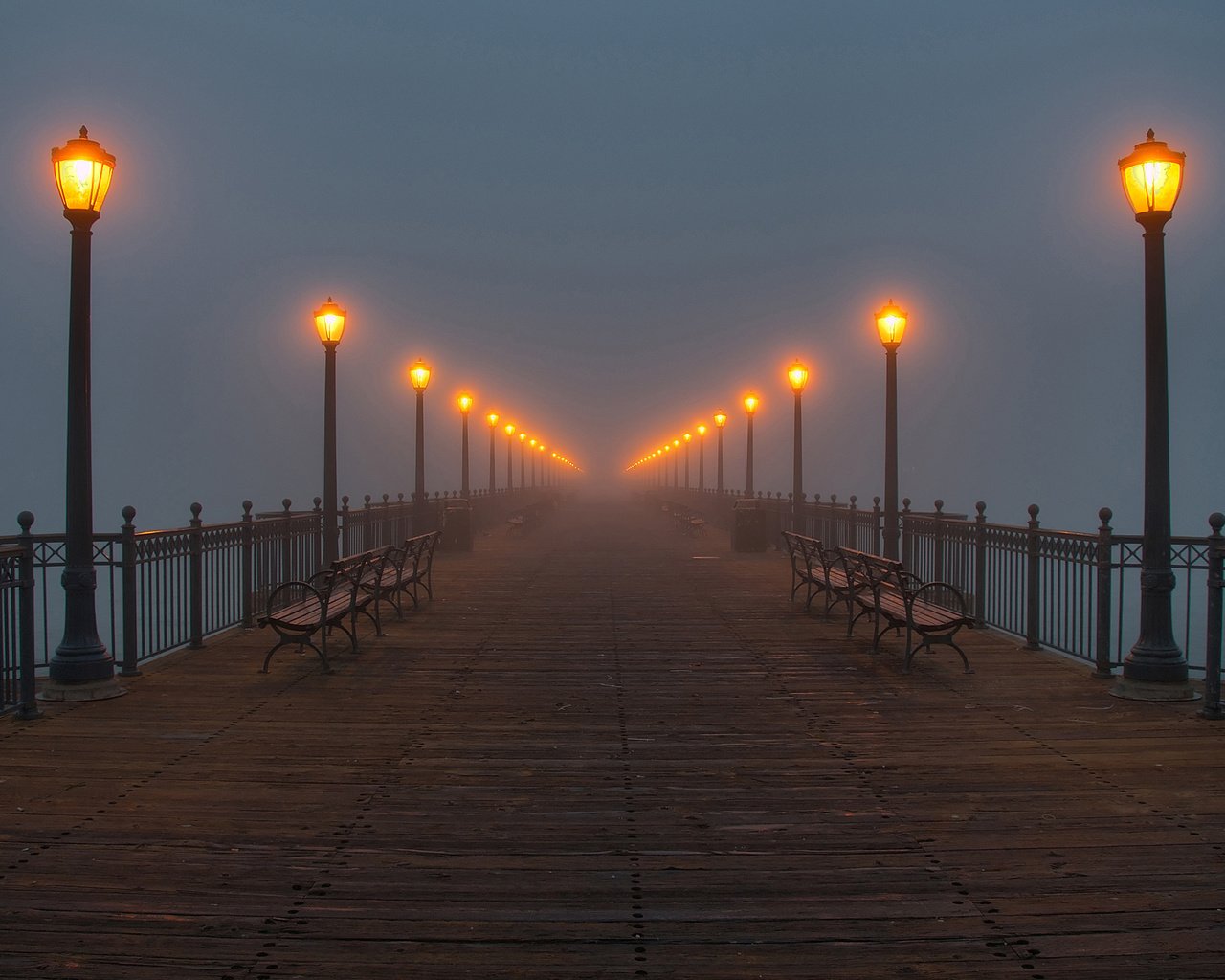 Обои фонари, туман, причал, lights, fog, pier разрешение 2560x1600 Загрузить