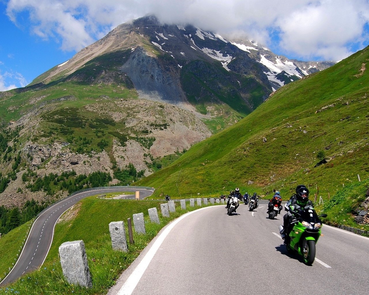 Обои дорога, горы, байкеры, road, mountains, bikers разрешение 1920x1200 Загрузить