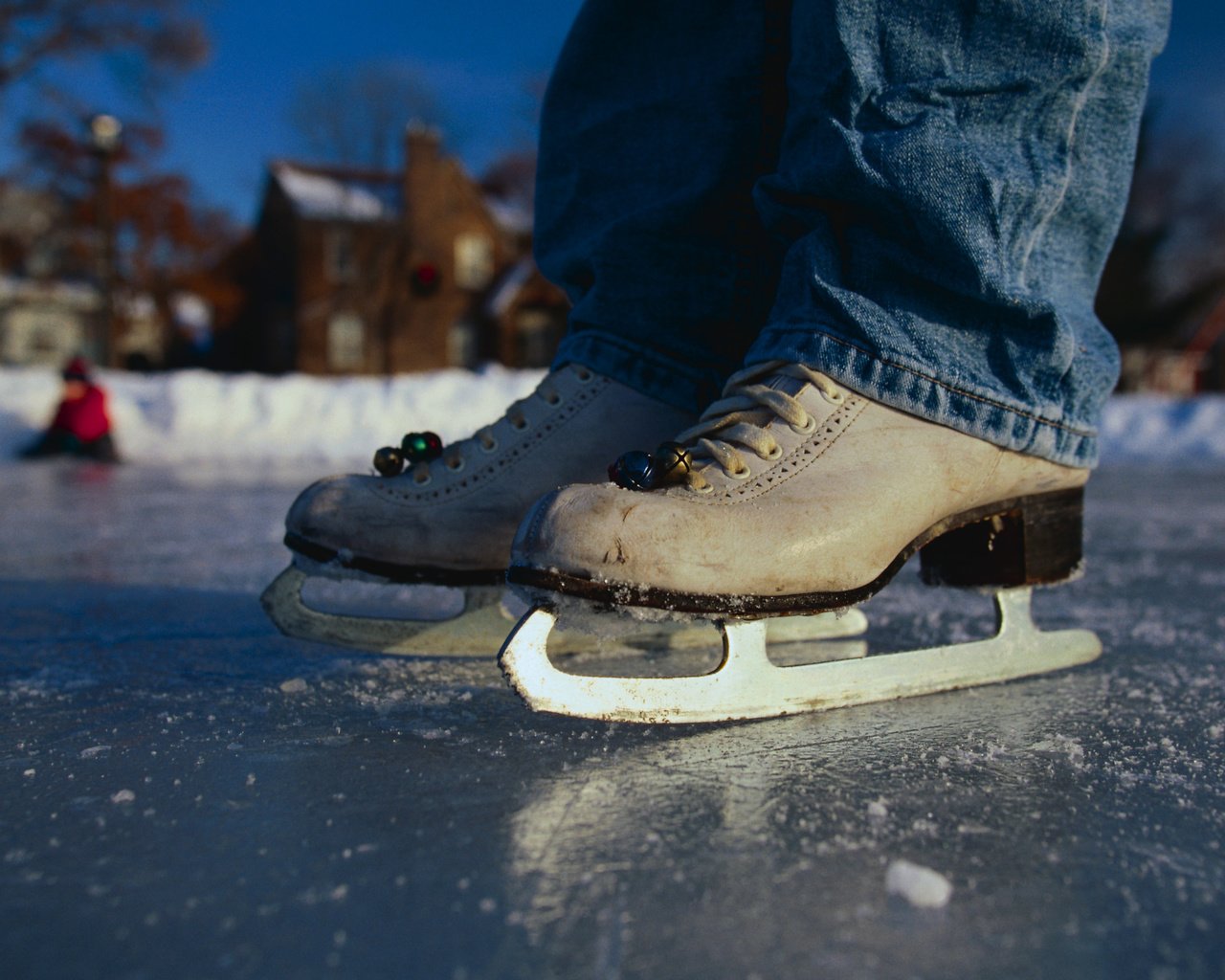 Обои зима, джинсы, каток, коньки, winter, jeans, rink, skates разрешение 3947x2625 Загрузить