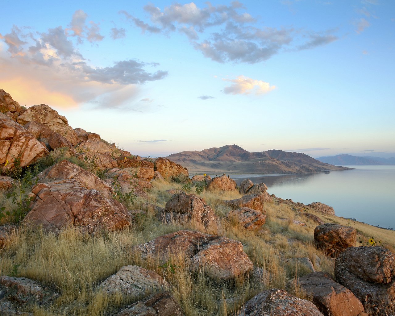 Обои небо, вода, озеро, камни, берег, юта, the sky, water, lake, stones, shore, utah разрешение 2560x1600 Загрузить