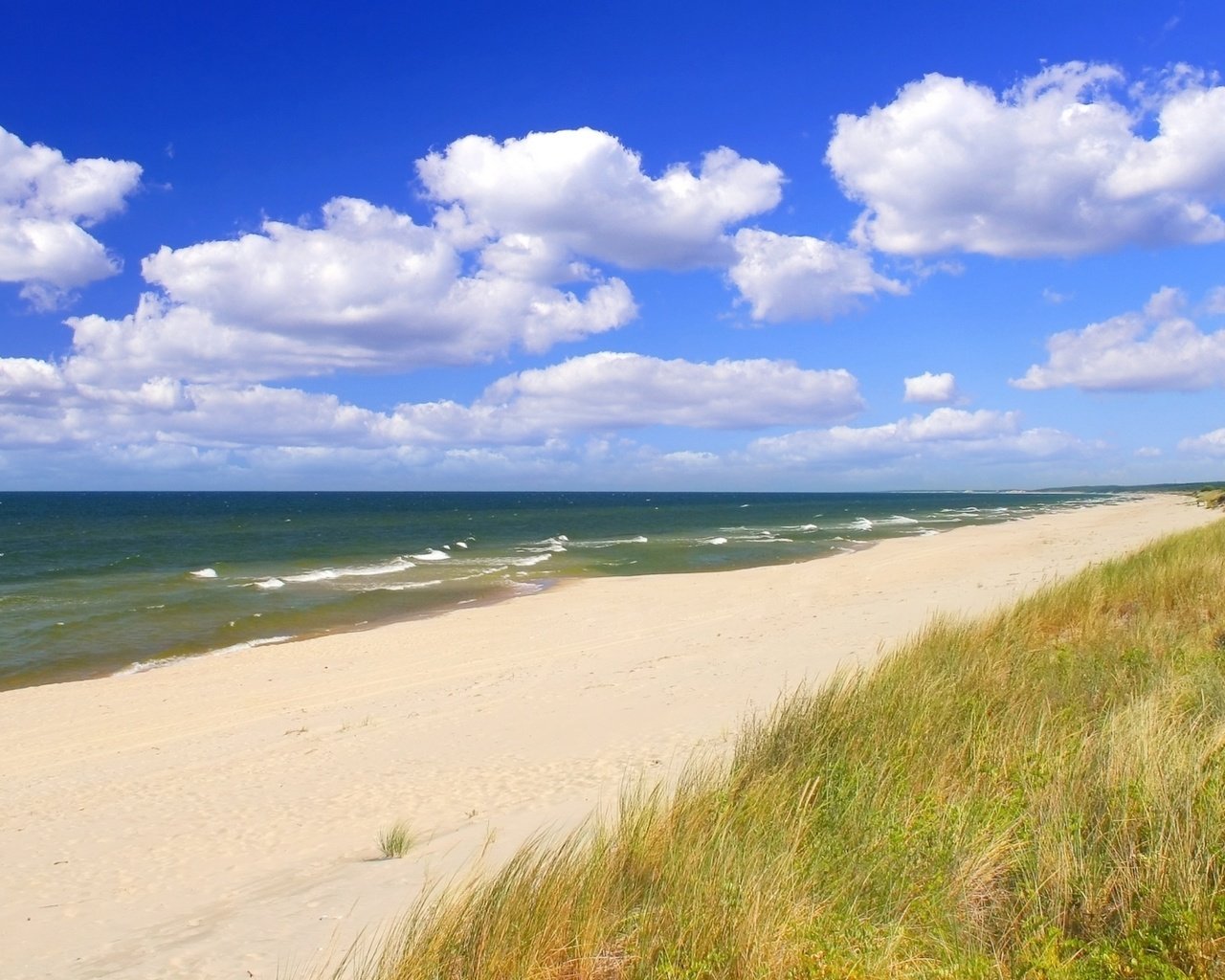 Обои небо, облака, волны, песок, пляж, the sky, clouds, wave, sand, beach разрешение 1920x1080 Загрузить