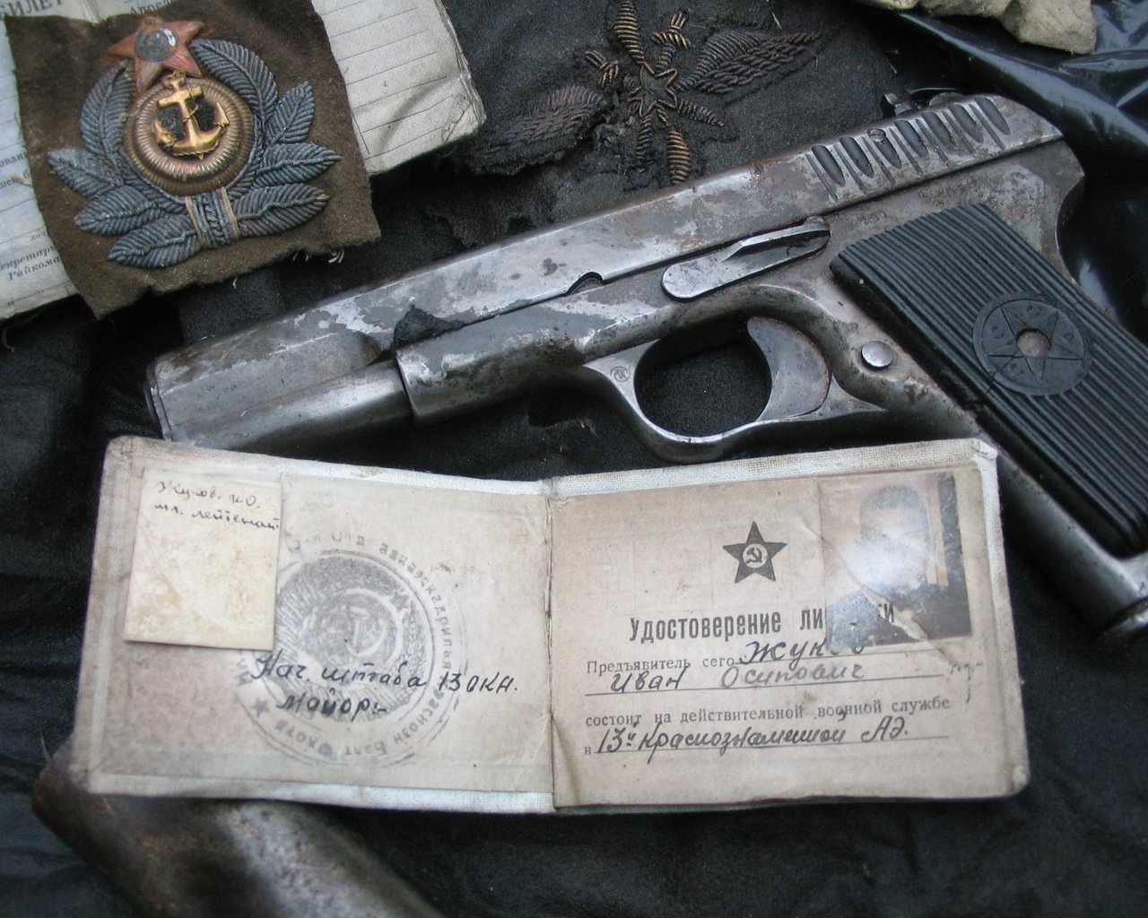 Обои пистолет, ссср, удостоверение, gun, ussr, id разрешение 2272x1704 Загрузить