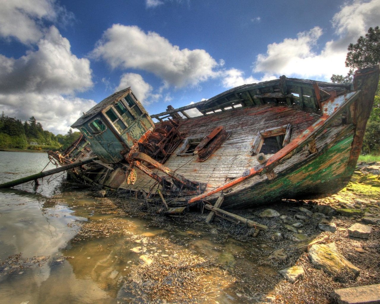 Обои небо, река, камни, берег, корабль, крушение, баркас, the sky, river, stones, shore, ship, the crash, barkas разрешение 1920x1200 Загрузить