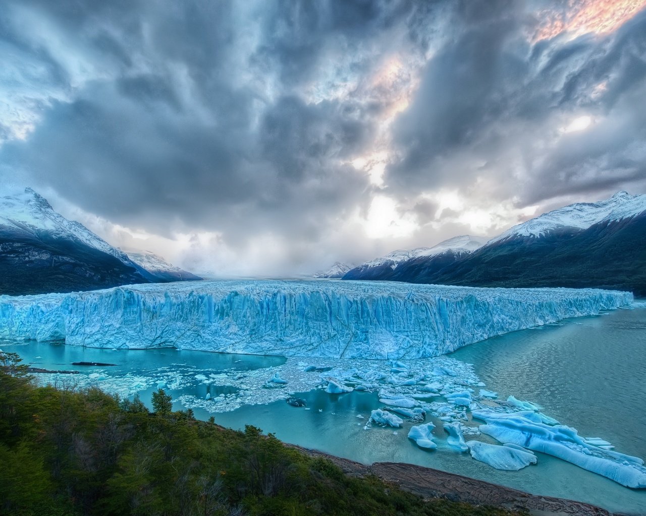 Обои вода, горы, лес, пейзаж, айсберг, water, mountains, forest, landscape, iceberg разрешение 2048x1536 Загрузить