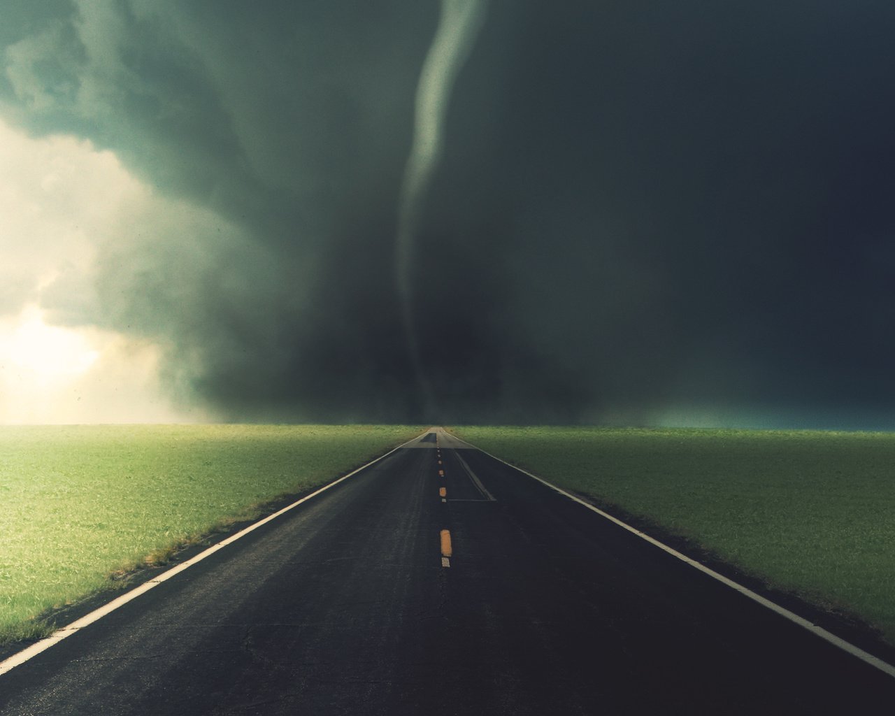 Обои дорога, трава, торнадо, road, grass, tornado разрешение 2560x1600 Загрузить