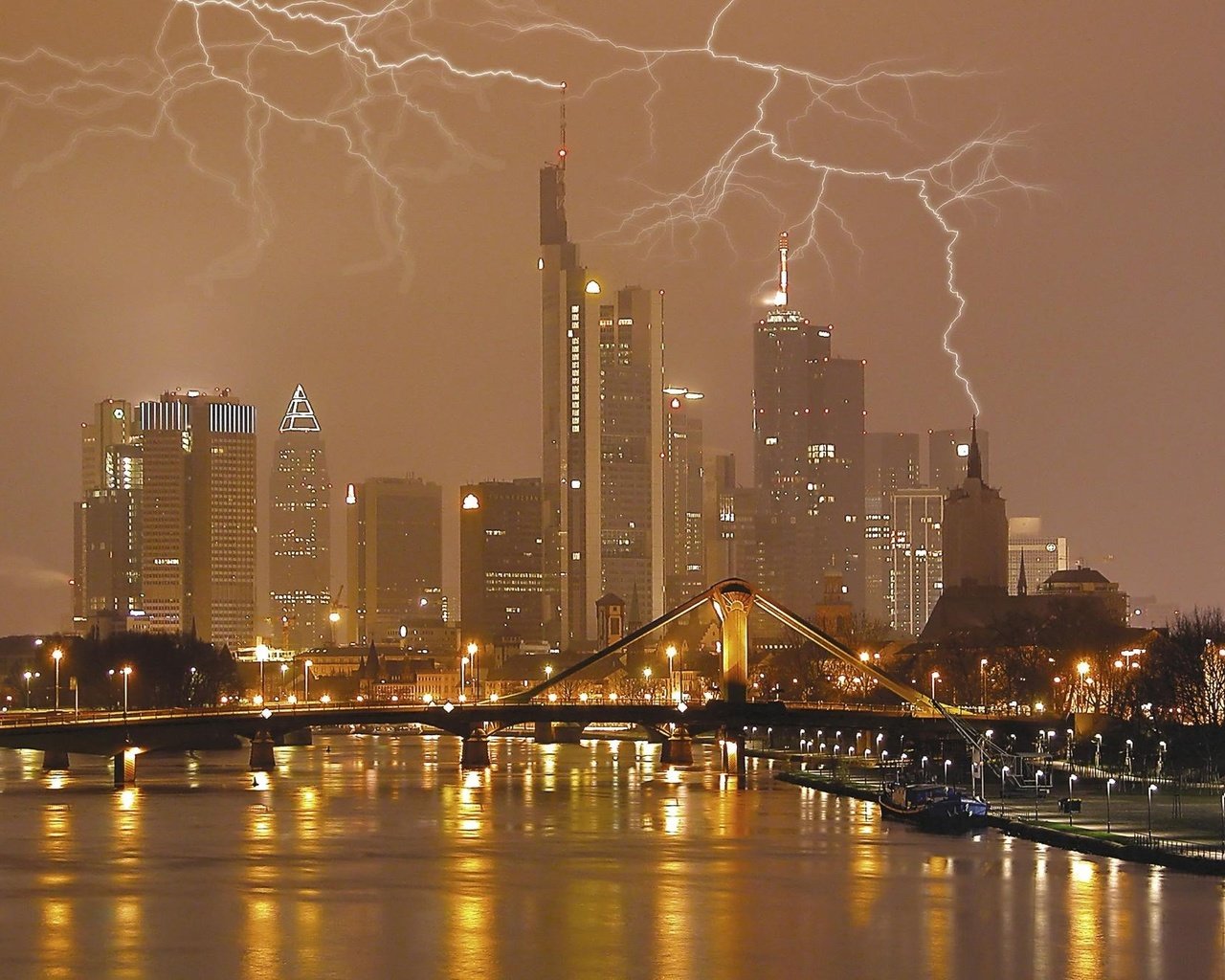 Обои тучи, молния, город, clouds, lightning, the city разрешение 1999x1333 Загрузить