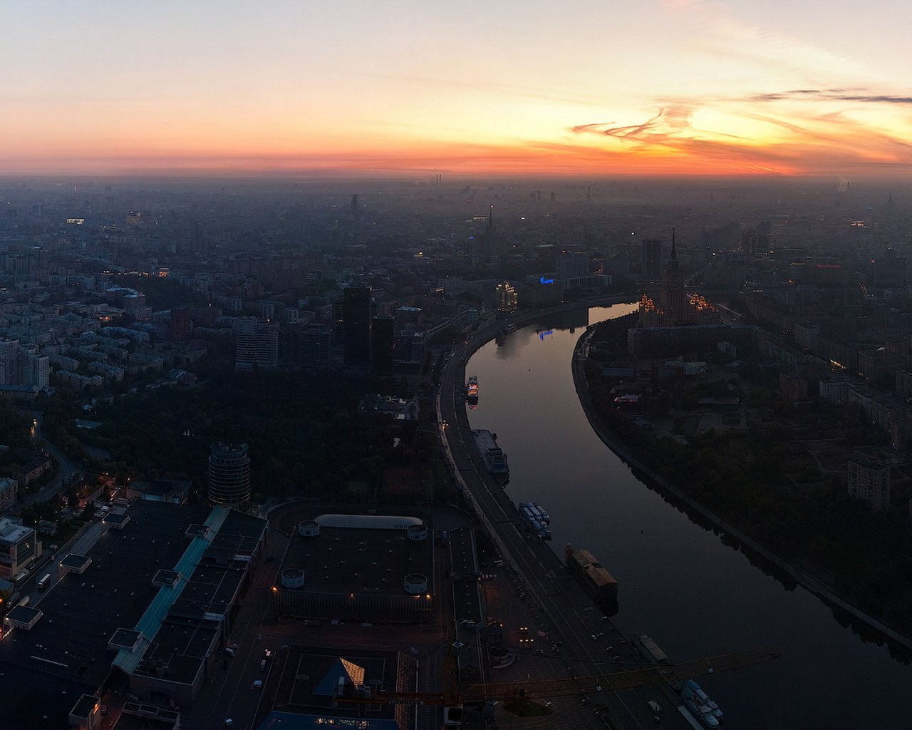 Обои небо, река, утро, москва, панорама, дома, the sky, river, morning, moscow, panorama, home разрешение 2917x1050 Загрузить