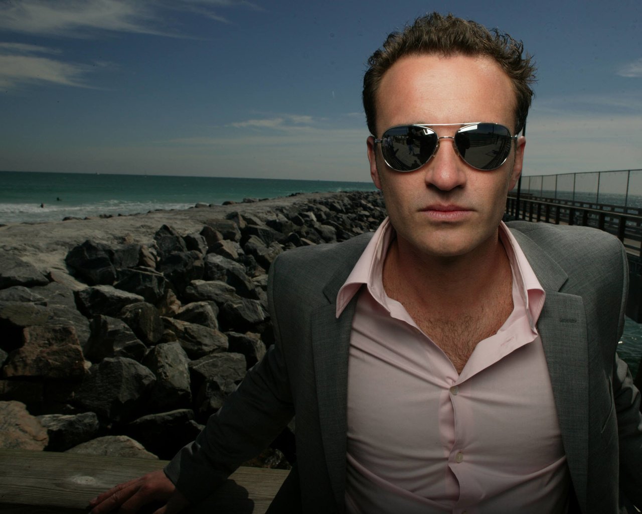 Обои камни, море, актёр, джулиан макмэхон, stones, sea, actor, julian mcmahon разрешение 1920x1440 Загрузить