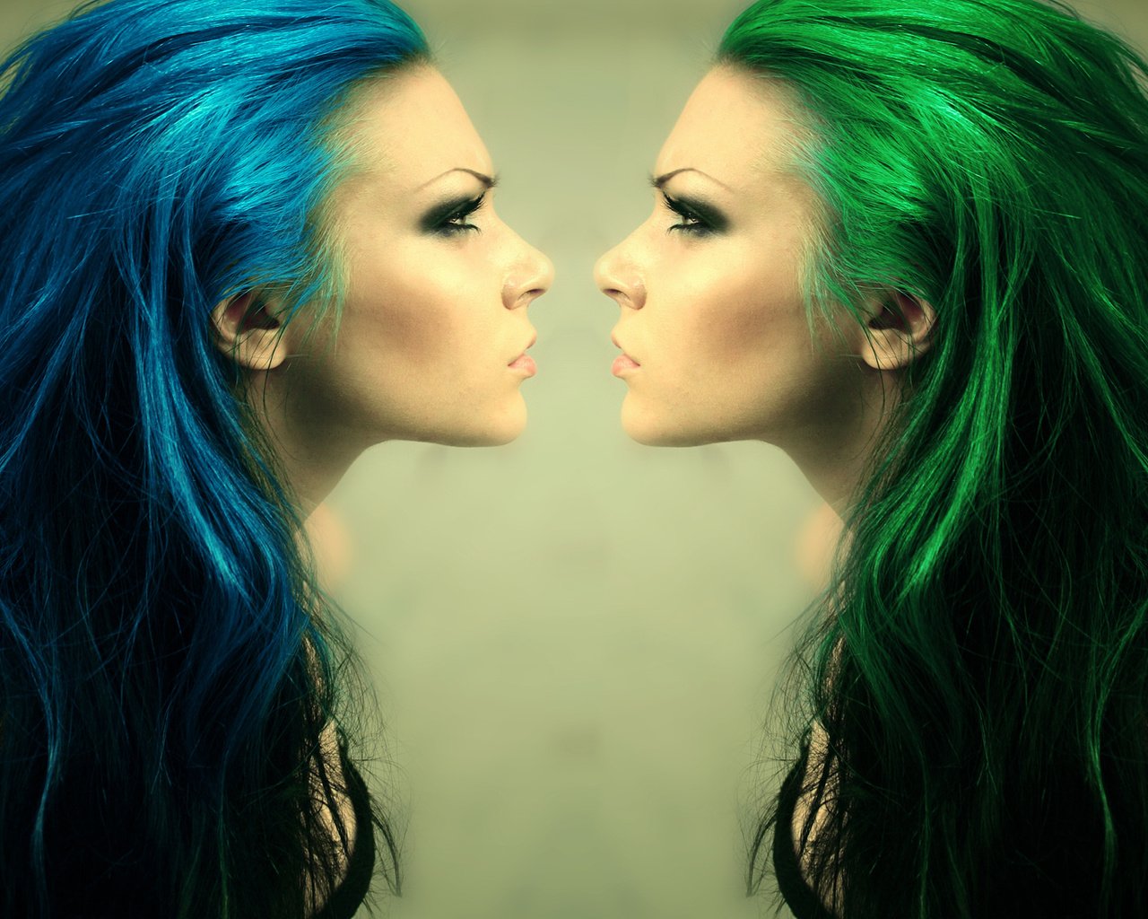 Обои девушка, зеленые, профиль, волосы, лицо, синее, к лицу, girl, green, profile, hair, face, blue, to face разрешение 1920x1200 Загрузить