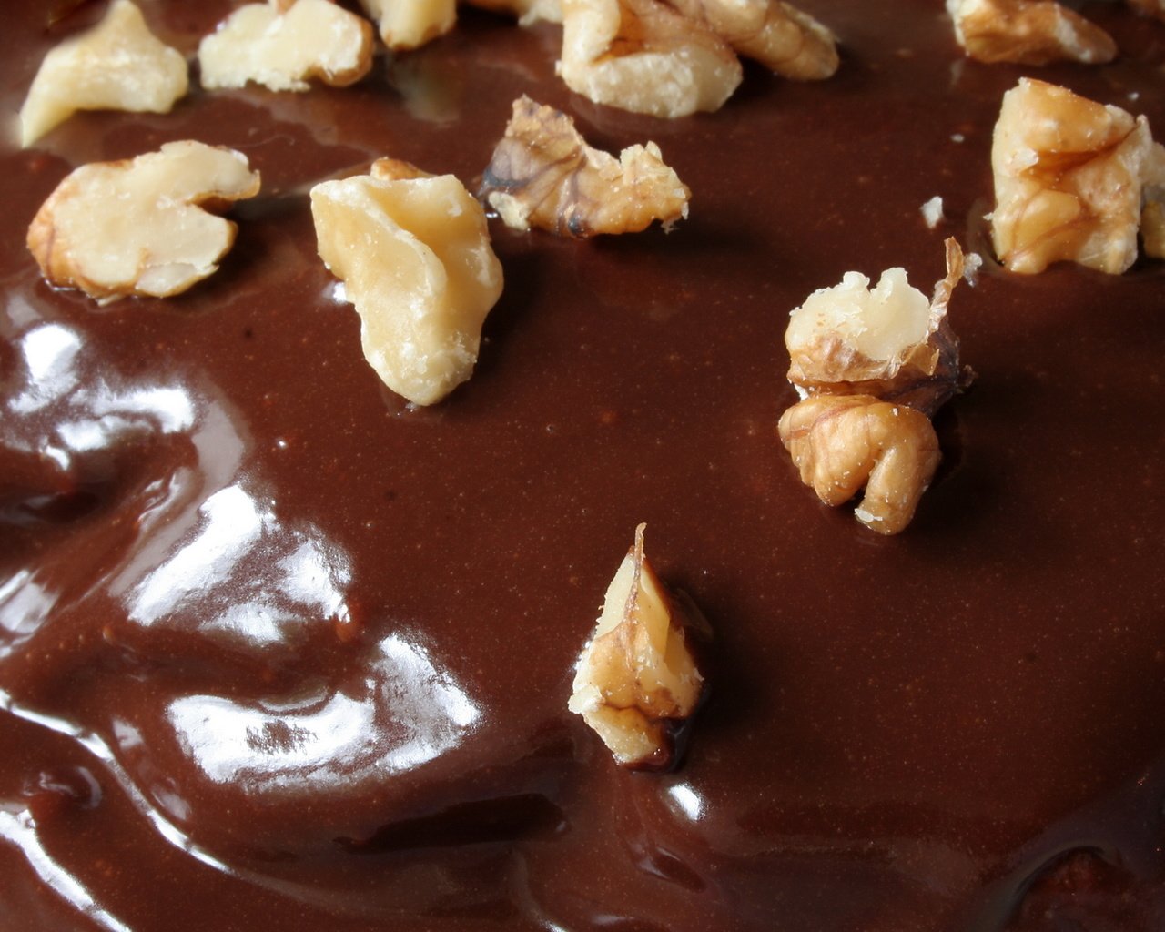 Обои орехи, шоколад, шоколадная глазурь, грецкие орехи, nuts, chocolate, chocolate glaze, walnuts разрешение 1920x1200 Загрузить