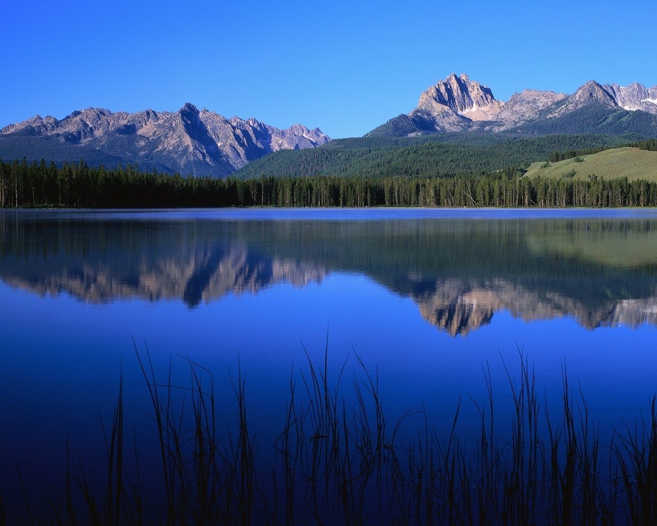 Обои озеро, природа, синий, гора, на природе, lake, nature, blue, mountain разрешение 2221x1200 Загрузить
