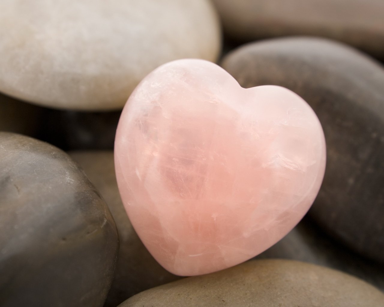 Два сердца из розового камня