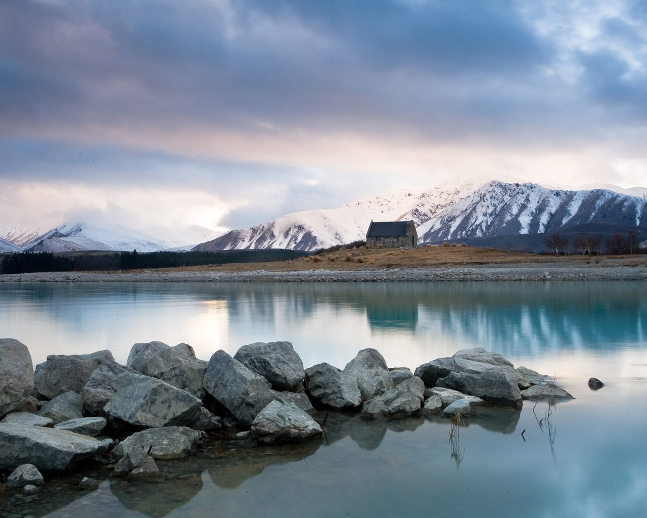 Обои озеро, горы, камни, домик, lake, mountains, stones, house разрешение 1920x1200 Загрузить