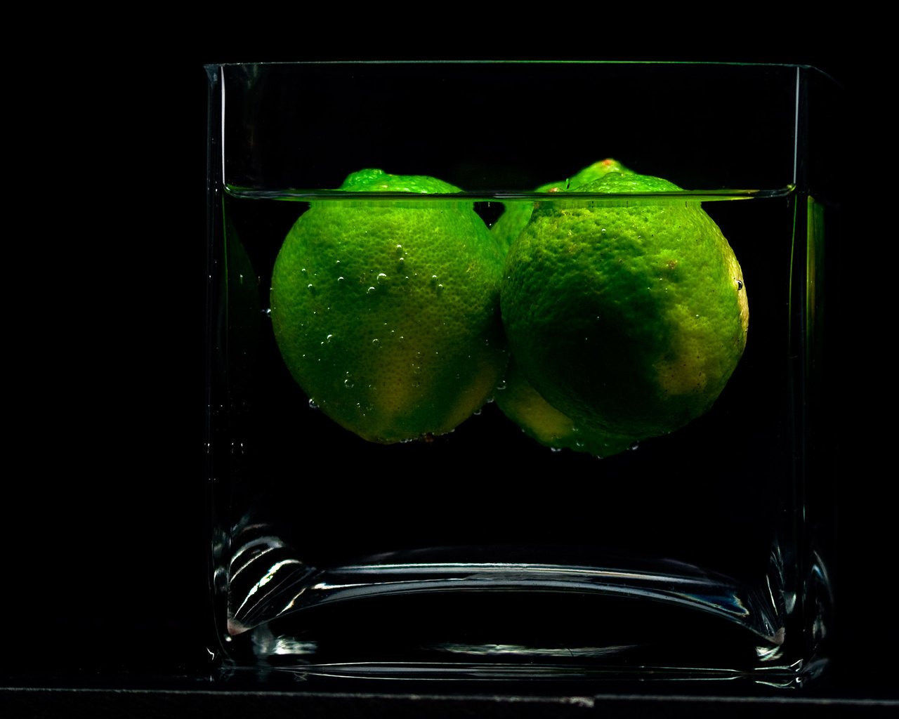 Обои вода, тень, черный фон, фрукт, лайм, стакан, жидкость, water, shadow, black background, fruit, lime, glass, liquid разрешение 2560x1600 Загрузить