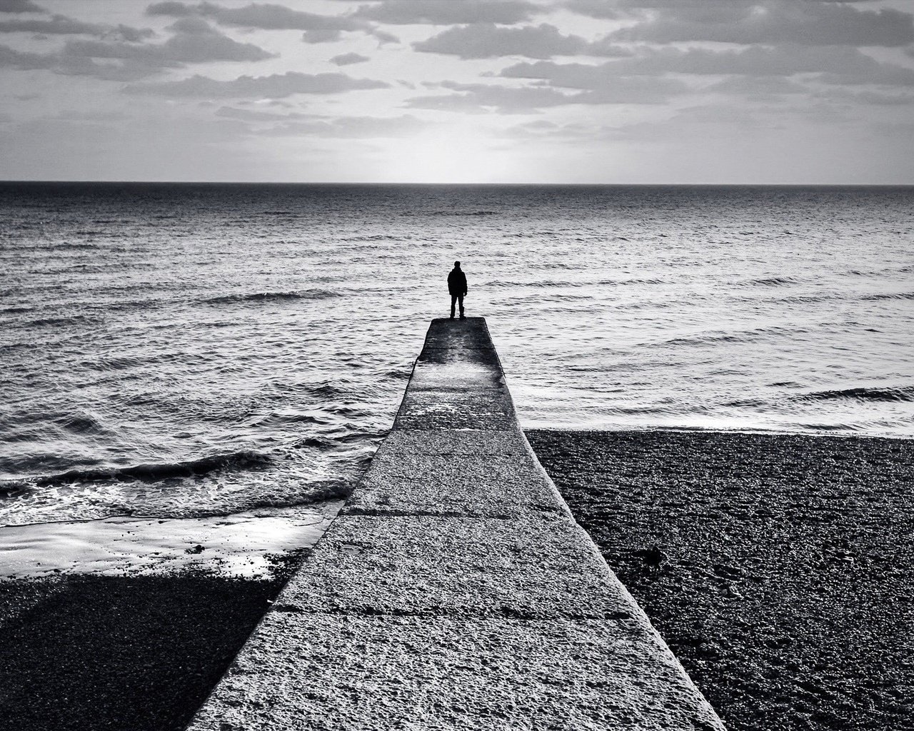 Обои берег, море, горизонт, причал, человек, черно-белая, shore, sea, horizon, pier, people, black and white разрешение 1920x1200 Загрузить