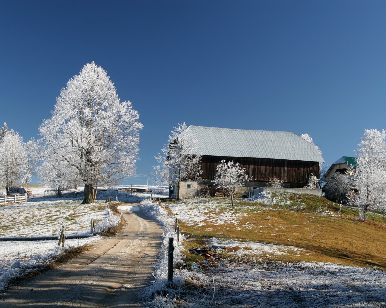 Обои небо, дорога, снег, зима, домики, красивые, голубое, snow lodge, the sky, road, snow, winter, houses, beautiful, blue разрешение 3504x2336 Загрузить