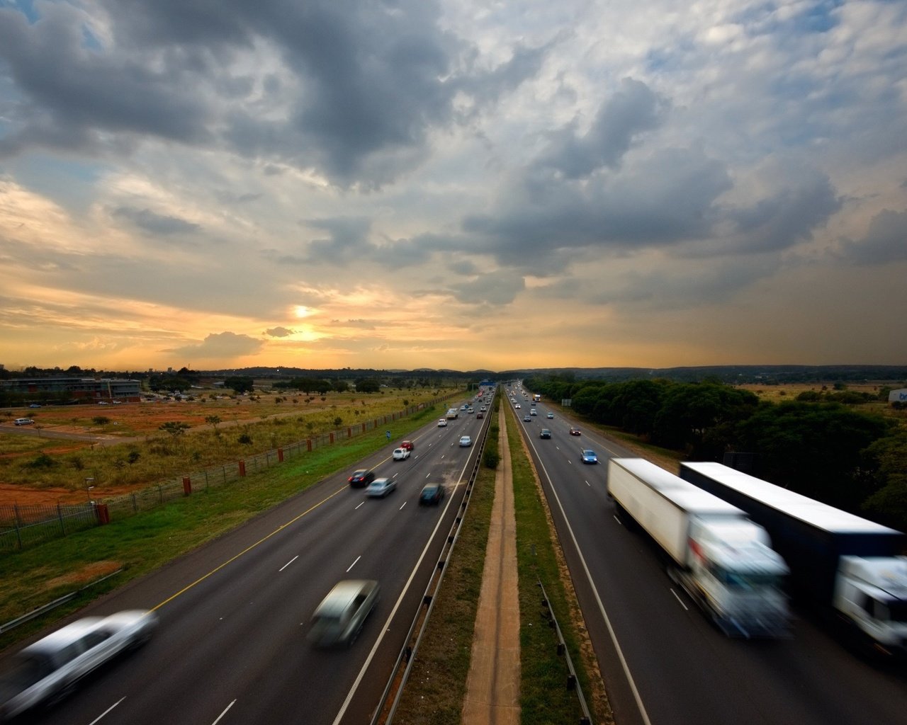 Обои дорога, облака, машины, шоссе, road, clouds, machine, highway разрешение 1920x1440 Загрузить