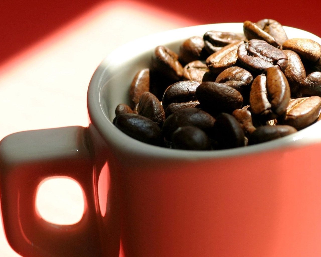 Обои макро, фон, кофе, кружка, кофейные зерна, macro, background, coffee, mug, coffee beans разрешение 1920x1200 Загрузить