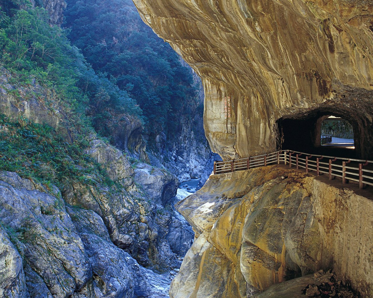 Обои дорога, горы, туннель, обрыв, road, mountains, the tunnel, open разрешение 1920x1200 Загрузить