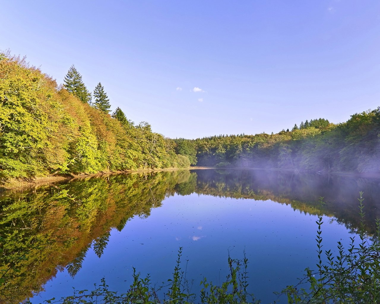 Обои озеро, отражение, утро, туман, lake, reflection, morning, fog разрешение 1920x1200 Загрузить