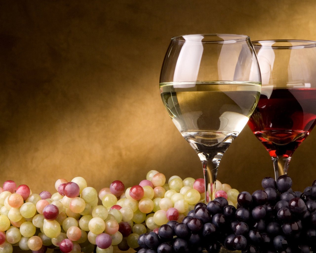 Обои виноград, вино, бокалы, grapes, wine, glasses разрешение 1920x1200 Загрузить