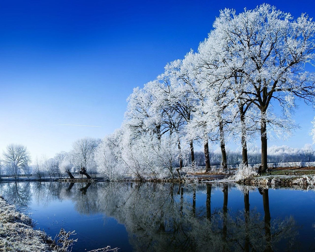 Обои небо, иней, деревья, река, снег, природа, зима, отражение, люди, the sky, frost, trees, river, snow, nature, winter, reflection, people разрешение 1920x1080 Загрузить